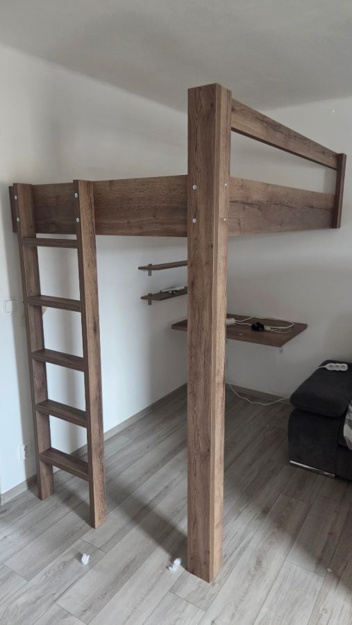 Vyvýšená postel s pracovním koutem a skříní – fotka 4